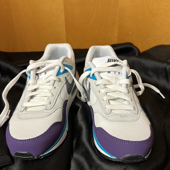 Like New Nike Athletic Shoes - Picture 4 of 15